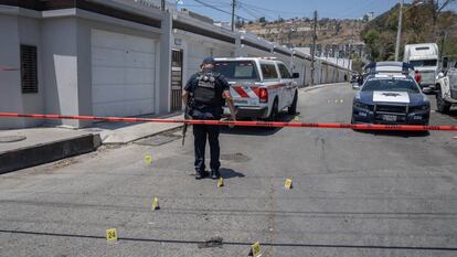 Policías trabajan en la escena de un crimen en Tijuana, el 3 de julio.