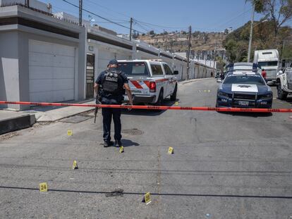 Policías trabajan en la escena de un crimen en Tijuana, el 3 de julio.