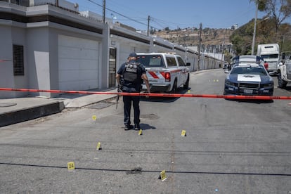 Policías trabajan en la escena de un crimen en Tijuana, el 3 de julio.