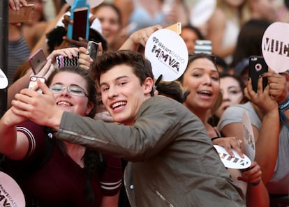 El cantante Shawn Mendes, rodeado de fans.