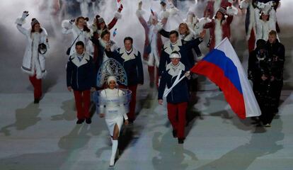 Irina Shayk, delante de la delegaci&oacute;n rusa, en la apertura de los Juegos de Sochi.