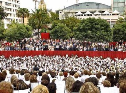 El coro y los músicos, frente a la tribuna de invitados, interpretan el himno regional ayer en la Alameda de Valencia.