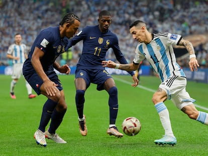 Di María encara a Koundé y Dembelé durante la final del Mundial entre Argentina y Francia.