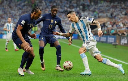 Di María encara a Koundé y Dembelé durante la final del Mundial entre Argentina y Francia.