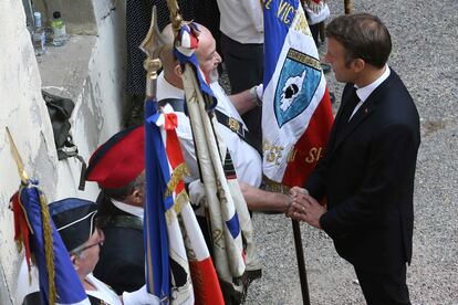 El presidente francés, Emmanuel Marcro (a la izquierda), estrecha la mano a un veterano durante su viaje de tres días a Córcega, este jueves. 