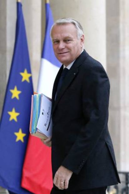 El primer ministro galo, Jean Marc-Ayrault, a su llegada al Palacio del Elíseo para asistir a la reunión del Consejo de Defensa sobre Siria con el presidente François Hollande (no fotografiado) en París (Francia) el pasado 11 de septiembre de 2013. EFE/Archivo