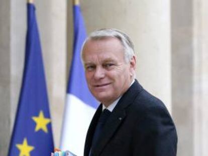 El primer ministro galo, Jean Marc-Ayrault, a su llegada al Palacio del Elíseo para asistir a la reunión del Consejo de Defensa sobre Siria con el presidente François Hollande (no fotografiado) en París (Francia) el pasado 11 de septiembre de 2013. EFE/Archivo
