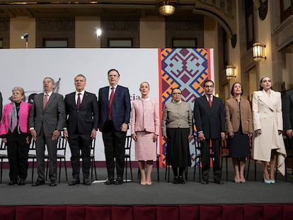 Claudia Sheinbaum con empresarios y miembros de su gabinete en el Palacio Nacional.