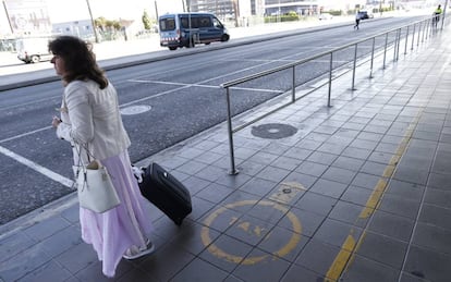 Una usuaria del aeropuerto del Prat (Barcelona) en la parada de taxi.