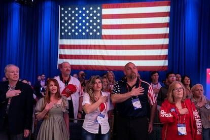 Un grupo de asistentes recita el juramento a la bandera de Estados Unidos, durante el segundo día de actividades de la CPAC 2023. 