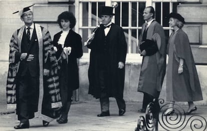 Los Reyes de Espa&ntilde;a caminan hacia el Senate House precedidos por el canciller de la universidad, el duque de Edimburgo para la ceremonia del doctorado Honoris Causa por la Universidad de Cambridge, el 7 de julio de 1988.