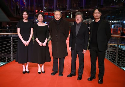 Hong Sangsoo, en el centro el jueves por la noche y rodeado por sus actores, en el estreno de gala de su película 'What Does That Nature Say To You'.