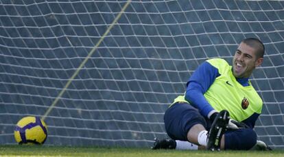 Víctor Valdés sonríe durante un entrenamiento.