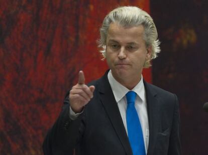 Geert Wilders se dirige al Parlamento. 