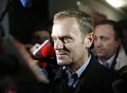 Donald Tusk, líder de la Plataforma Cívica, atiende a la prensa en el Parlamento polaco, un día después de su victoria electoral.