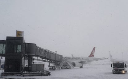 La fuerte nevada ha afectado al tráfico aéreo en el aeropuerto de Estambul, causando que un avión de Turkish Airlines perdiera momentáneamente el control al aterrizar por la helada en las pistas el pasado miércoles, según informó la agencia de noticias turca 'Cihan'. En la imagen, vista del Aeropuerto Ataturk durante una nevada en Estambul (Turquía).