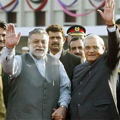 El primer ministro paquistaní, Zafarullah Jamali, y su homólogo indio, Atal Behari Vajpayee, ayer en Islamabad.