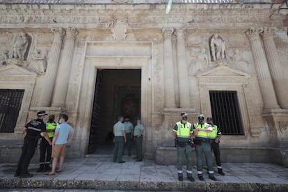 Capilla ardiente del agente Agustín Cárdenas, de 52 años, fallecido esta madrugada tras ser atropellado por un coche.