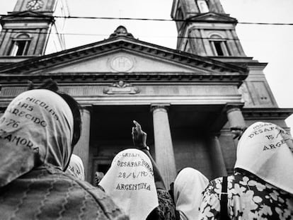 Las madres de la Plaza de Mayo protestan frente a una iglesia en Bragado, Argentina, en 1988.