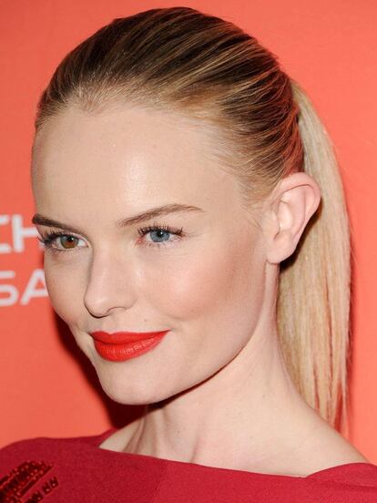 De cerca Kate Bosworth es de las pocas que ganan. Para la noche eligió un maquillaje sencillo en el que los labios rojos eran los protagonistas.