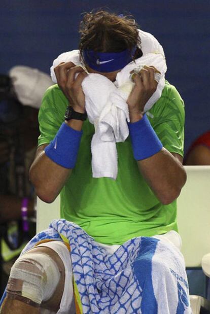 Rafa Nadal cools down with some ice wrapped in a towel during Sunday's long match.