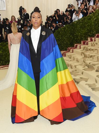 La actriz Lena Waithe, vestida de Carolina Herrera, aprovechó la ocasión para reivindicar los derechos LGTB+ con una capa con los colores de la bandera.