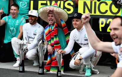 Lewis y Rosberg, durante su celebración del año pasado.