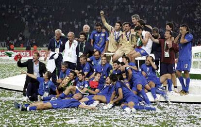 Los integrantes de la expedición italiana posan durante la ceremonia de entrega del trofeo,  después del partido de la final del Mundial 2006 que se ha disputabo en el mítico estadio de Berlín.