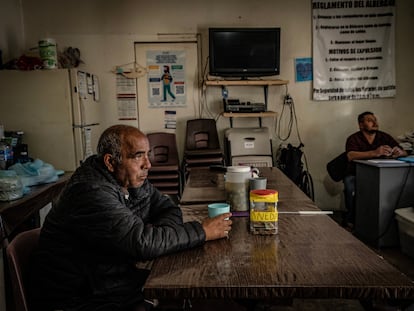 Los migrantes Jaime Rodríguez y José Humberto López en el comedor del albergue municipal de Puerto Palomas de Villa, en Chihuahua.