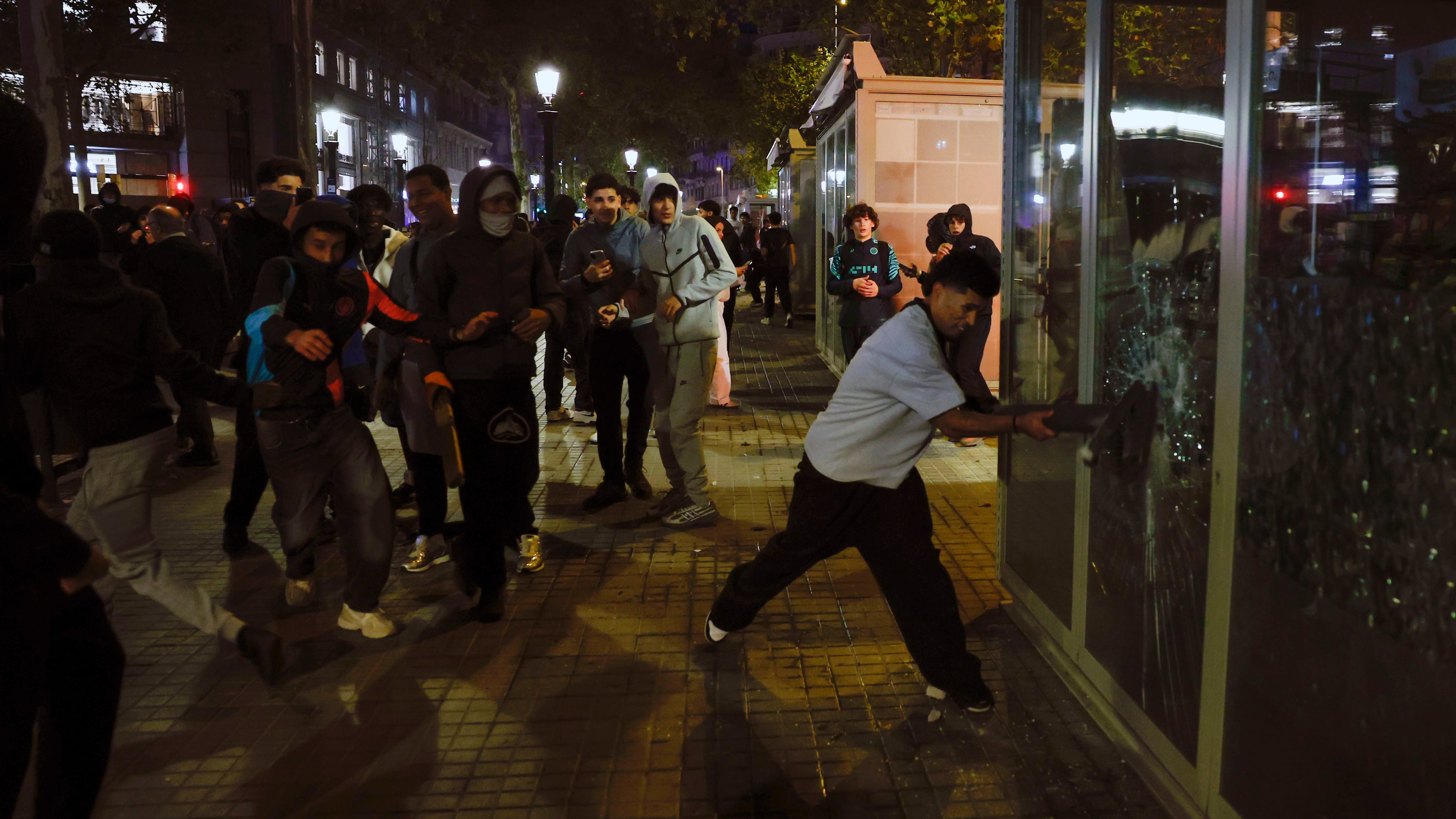 Los jóvenes que provocaron altercados en Barcelona se convocaron por TikTok y organizaron por grupos de Telegram y Whatsapp
