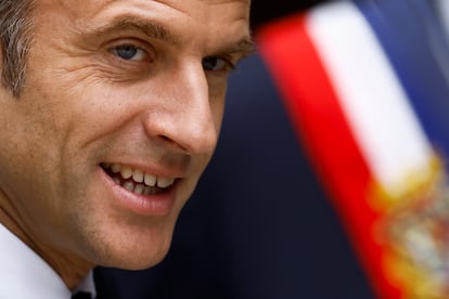 El presidente Macron, en su centro de votación este domingo.