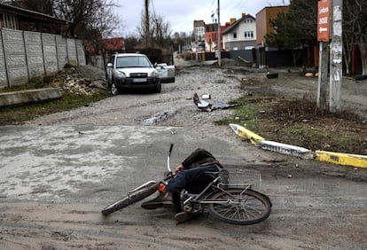 El cadáver de un hombre aún en su bicicleta, en una calle de Bucha, el sábado. Oleksii Arestovich, asesor del presidente de Ucrania, Volodímir Zelenski, sostiene que entre las víctimas de la matanza hay mujeres violadas, representantes de los gobiernos municipales asesinados y niños, hombres y ancianos muertos, muchos de los cuales presentan las manos atadas, signos de tortura o disparos en la parte posterior de la cabeza.