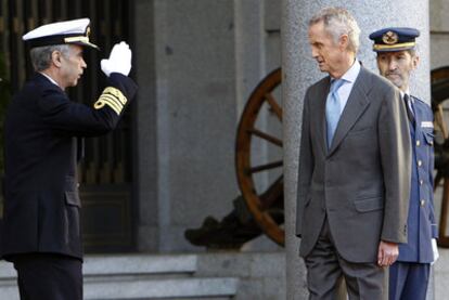 El nuevo Jemad, almirante Fernando García, saluda al ministro de Defensa. Al fondo, el Jemad saliente, general Julio Rodríguez.
