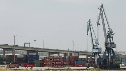 El port de Sevilla, durant la vaga d'estibadors d'aquest dilluns.