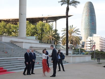 Felipe VI saluda a la ministra de Transportes, Movilidad y Agenda Urbana, Raquel Sánchez, a su llegada a la Noche de la Logística, en el Teatro Nacional de Cataluña.