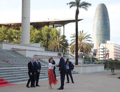 Felipe VI saluda a la ministra de Transportes, Movilidad y Agenda Urbana, Raquel Sánchez, a su llegada a la Noche de la Logística