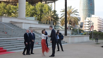 Felipe VI saluda a la ministra de Transportes, Movilidad y Agenda Urbana, Raquel Sánchez, a su llegada a la Noche de la Logística, en el Teatro Nacional de Cataluña.