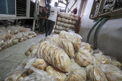 Trabajadores empaquetan pan para distribuirlo en una panadería del Programa Mundial de Alimentos de Nacional Unidas en Deir al Balah, este jueves.