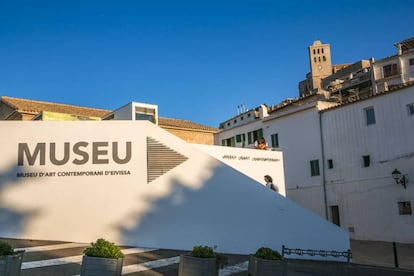 El Museu d’Art Contemporani d’Eivissa ocupa una antigua construcción militar, obra de Simón Poulet en el siglo XVIII. Abierto en 1969, fue ampliado en 2012.