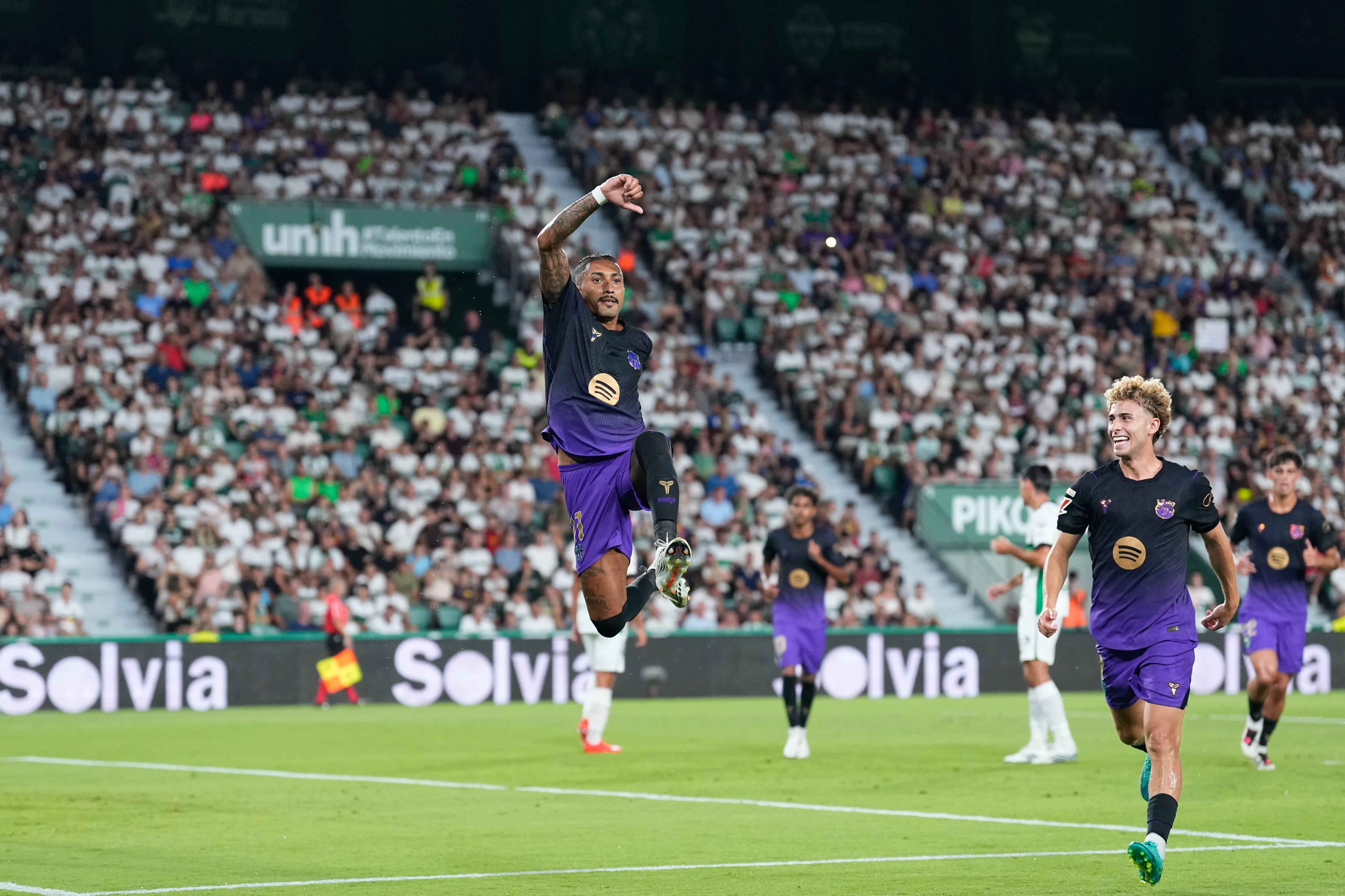 La marca Flick se impone en el Barça, que tritura al Elche en su estreno en Liga