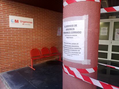 Cartel en la entrada de los servicios de urgencia del Centro de Salud Tres Cantos, al norte de la capital.