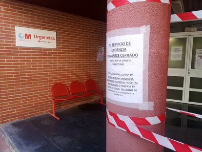 Cartel en la entrada de los servicios de urgencia del centro de salud Tres Cantos, localidad al norte de la capital.