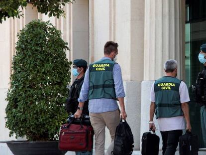 Guardia civiles en los alrededores de la sede de la Autoridad Portuaria en Palma. Su presidente, Joan Gual de Torrella, y otros dos directivos han sido detenidos en una investigación de la Fiscalía Anticorrupción.