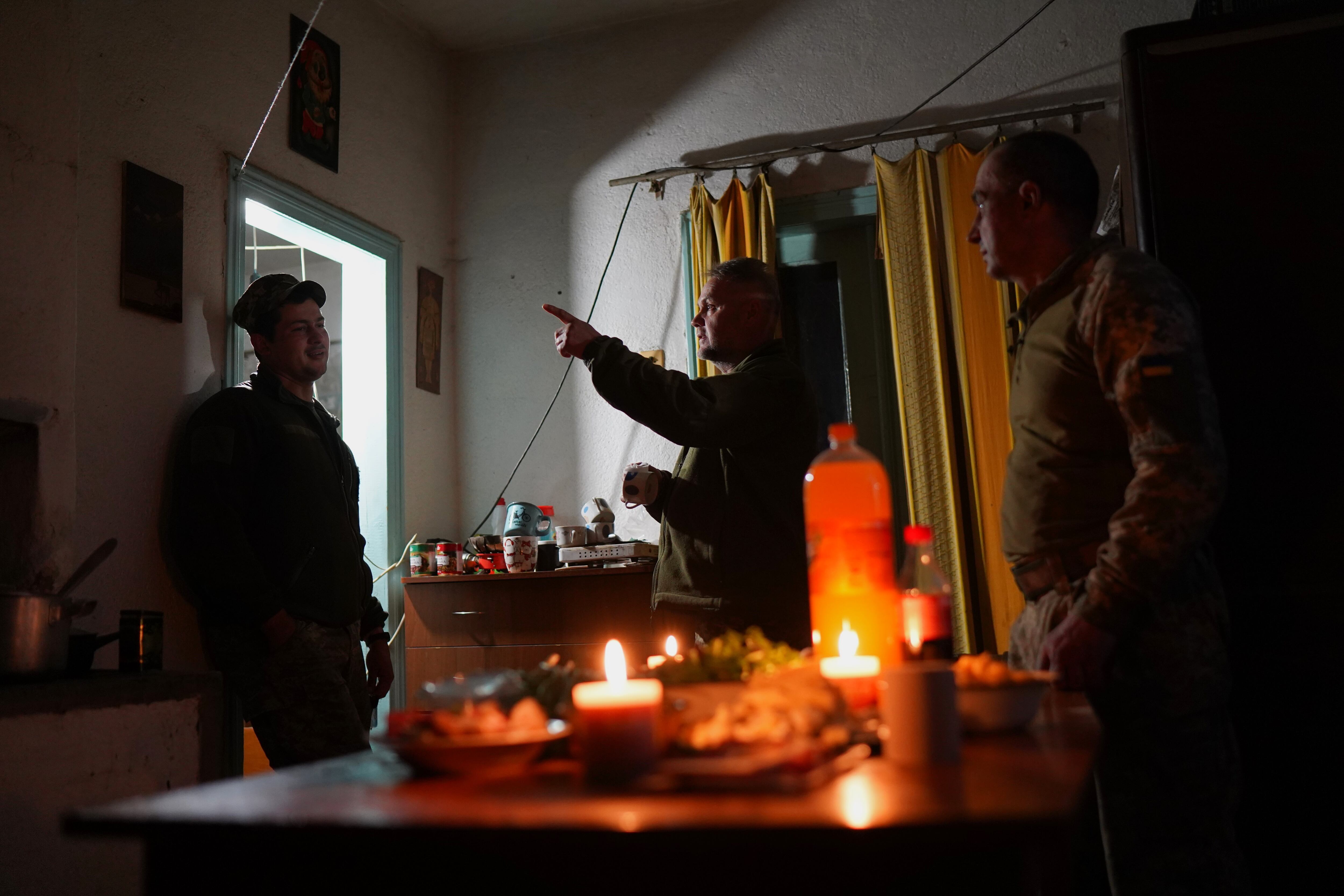 Volodímir Orenchak (centro) y Alexander Karman (derecha) junto a un compañero antes de cenar en la casa donde vivían en Huliaipole (región de Zaporiyia), el 2 de mayo 2023.