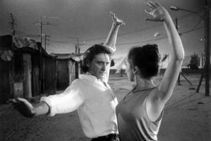 Con Cristina Hoyos en un fotograma de la película <i>Amor brujo</i>, <b>dirigida por Carlos Saura.</b>