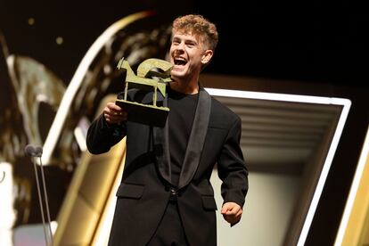 El actor Patrick Criado recibe el Ondas al Mejor intérprete masculino en ficción de Televisión por 'Las noches de Tefía'.