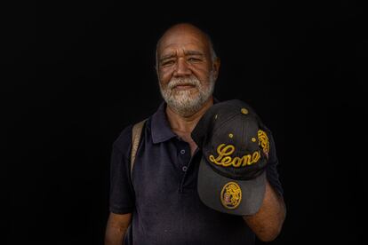 <p>“Llevo conmigo recuerdos de la vida tranquila que tuve en Venezuela. Para transportarme a esos tiempos, siempre tengo esta gorra conmigo. Es de mi equipo de béisbol, los Leones. En mi país siempre había sido mesero, pero luego ya no pude encontrar trabajo y, cuando lo hice, el salario no alcanzaba para alimentar a mi familia. Cada vez que los niños se despertaban, pedían el desayuno y no había nada para darles. ¿Cómo les dices eso? Si desayunaron, no almorzaron; si almorzaron, no cenaron; y si cenaron, no desayunaron. </p> <p>Aquí no ha sido fácil, pero a veces hay que comer la fruta cuando aún está verde para que algún día la vuelvas a comer madura. La decisión de irse fue principalmente por los niños, para que tuvieran un futuro. Tienes que hacer el esfuerzo por ellos. Sueño con poder trabajar, tener una vida más tranquila y ver crecer a mis nietos también”.</p> <p>Wilfredo hizo autostop hasta la frontera con Brasil con su esposa, tres hijas y tres nietos.</p>