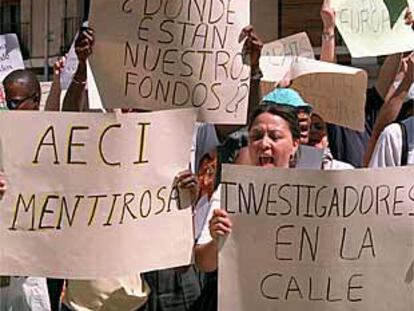 Los investigadores se manifestaban ayer frente al Ministerio de Exteriores.