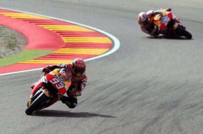 M&aacute;rquez, con Pedrosa al fondo, durante la sesi&oacute;n de clasificaci&oacute;n en Alca&ntilde;iz.