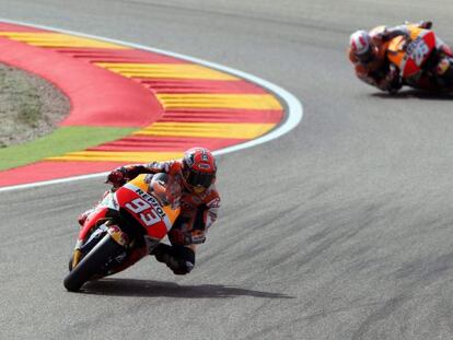 M&aacute;rquez, con Pedrosa al fondo, durante la sesi&oacute;n de clasificaci&oacute;n en Alca&ntilde;iz.